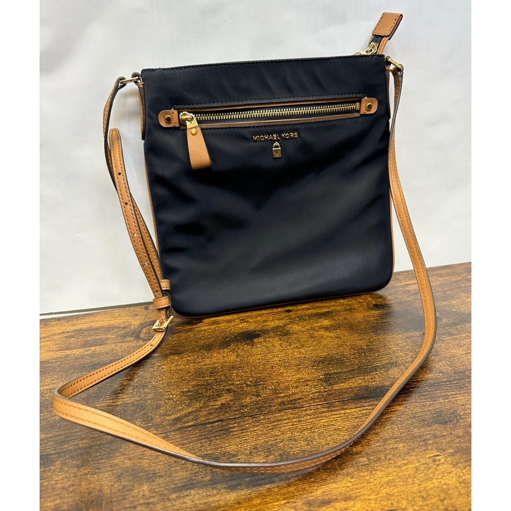 Michael Kors Kelsey Navy Nylon Crossbody Bag Gold Tone Hardware Adjustable Strap - Picture 4 of 15
